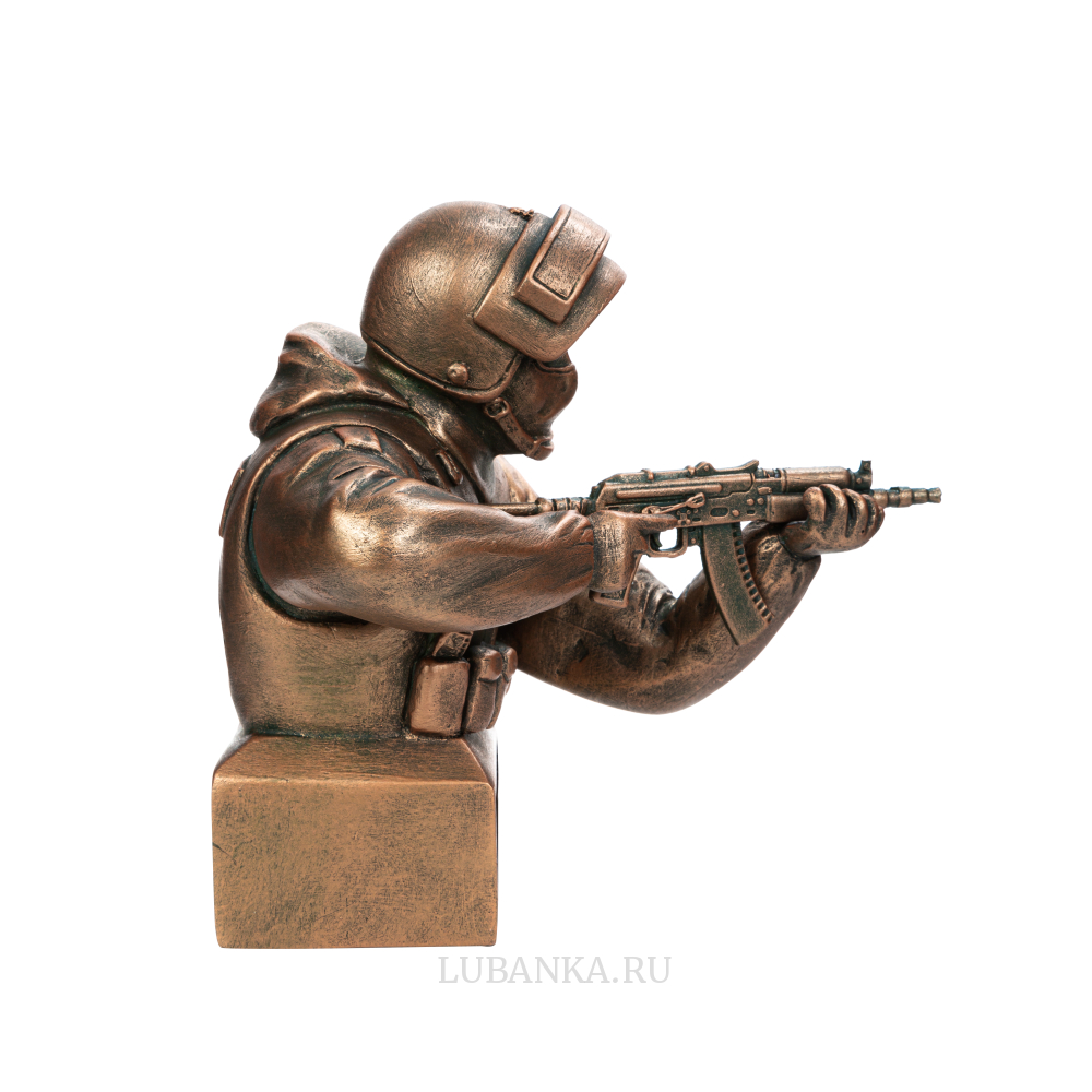 Статуэтка для интерьера «Боец спецназа с АКСУ»